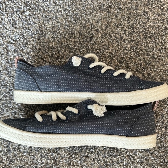 5/$25 Billabong women’s slip on memory foam insole fashion sneaker size 7 - Picture 4 of 8